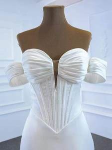 Robe de mariée élégante blanche style printemps, épaules dénudées, dos nu, coupe ajustée, dentelle ondulée, queue de poisson, conçue sur mesure pour femme - Product Image 3