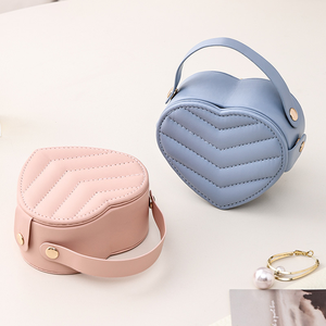 Boîte à bijoux personnalisée YUQI <span class=keywords><strong>en</strong></span> forme de cœur, <span class=keywords><strong>en</strong></span> cuir PU et tissu velours, couleurs bleu/rose, fermeture à bouton écologique, portable pour les voyages - Product Image 6