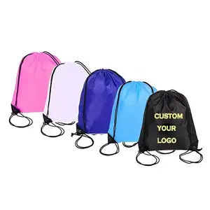 Mochila de ginástica portátil de poliéster com padrão de logotipo personalizado, bolsa respirável com cordão e bolsos de malha com zíper para viagens esportivas
