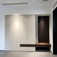 Meuble d'entrée moderne sur mesure en noyer avec armoire à chaussures, grand rangement à tiroirs et banc d'entrée intégré