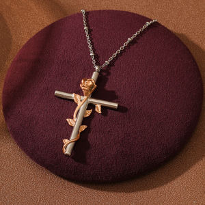 INS Collana con ciondolo a croce Bi-colore impermeabile 316L in acciaio inox vendita calda Design rosa <span class=keywords><strong>fiore</strong></span> Christian <span class=keywords><strong>simbolo</strong></span> all'ingrosso basso - Product Image 2