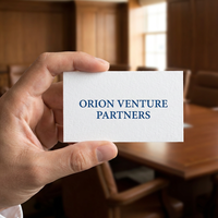 Carte de visite en papier coton 900 g/m² pour presse typographique, bleu roi, avec monogramme gaufré et bord brut, personnalisée OEM pour cadres financiers