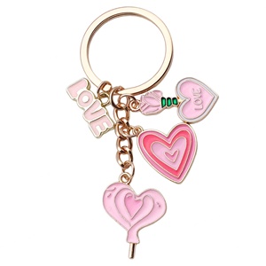 Llavero de Metal con Forma de Corazón y Flor Rosa, Accesorio Creativo y Lindo para Bolsos, Decoración para Colgar en el Bolso - Product Image 1