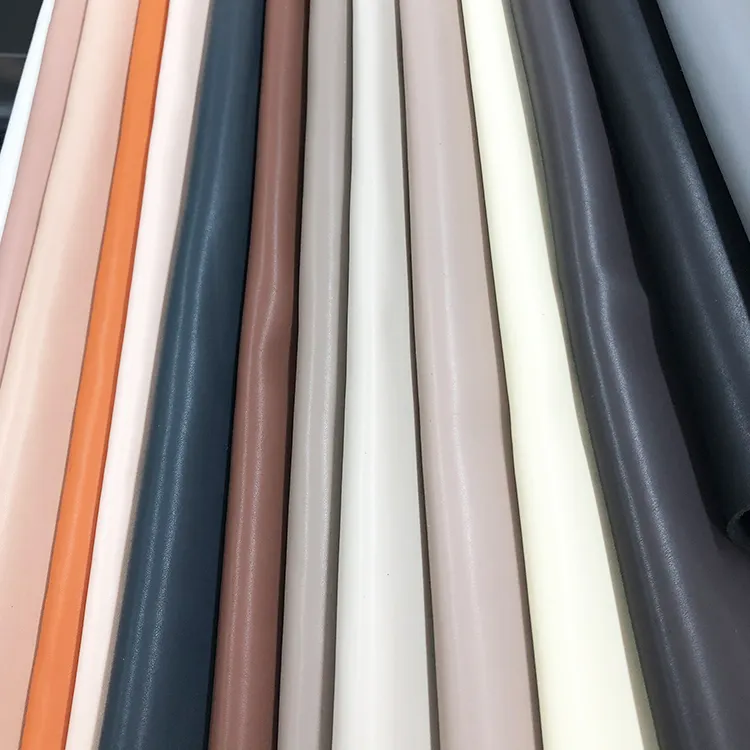 Composición de cuero genuino ignífuga Impermeable Color sólido PU Tela de cuero de microfibra sintética para sofás