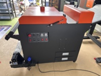 Impresora DTF de 700 mm con Cabezal de Impresión Dual XP600 I3200, Unidad de Polvo Vibratorio y Plataforma de Succión Automática para Impresión por Transferencia de Calor en Prendas