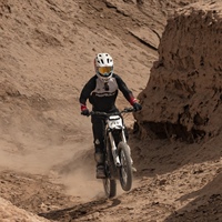 Para Motocicleta Todoterreno, Cuadro de Aleación de Aluminio, Doble Suspensión, Amortiguación Ajustable de Alta/Baja Velocidad, 200 mm Delantero, 85 mm