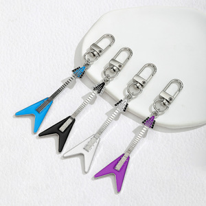 Porte-clés en alliage en forme de guitare, noir, bleu, blanc, violet, pendentif en métal, accessoire pour sac et voiture, design irrégulier, été 2024 - Product Image 1