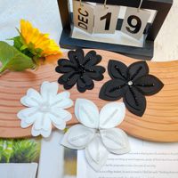 Vente en gros d'appliques en dentelle de fleurs à cinq pétales en cristal 3D faites à la main pour robes de femmes, accessoires de couture