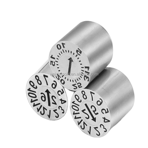 قالب حقن بلاستيكي لتاريخ السنة والشهر 2026 مع علامة تقويم ودبوس - Product Image 1