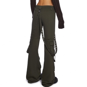 Nouveautés : Jeans cargo taille basse en twill extensible à multiples poches, coupe slim, style évasé avec bretelles, vente en gros - Product Image 4