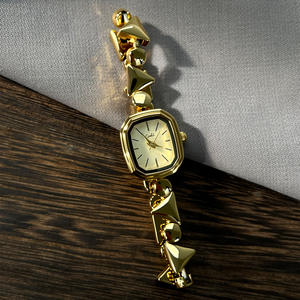 นาฬิกาข้อมือผู้หญิงสไตล์เมทัลลิก หน้าปัดทรงแปดเหลี่ยมแบบไม่สมมาตร ดีไซน์วินเทจ สายแบบกำไล - Product Image 2