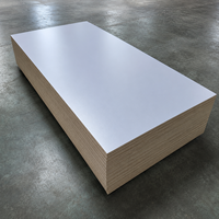 Contreplaqué mélaminé en peuplier marin 18 mm 2440x1220 mm E0 imperméable de qualité supérieure moderne pour meubles de cabinet