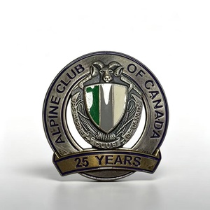 Écusson en métal émaillé Vintage Alpine Club Canada 25 ans, motif Tête de Bélier, pour insignes de collection - Product Image 1
