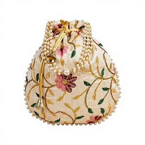 Sac Potli en tissu brodé indien, broderie florale, perles, motifs identiques des deux côtés, Craftstages International, pour cadeaux de mariage, spécial - Product Image 1