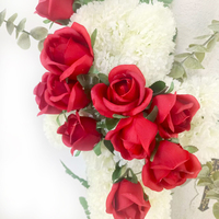 Arrangement floral pour pierre tombale avec roses rouges et blanches, hommage éternel
