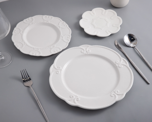 Ensemble d'assiettes à dîner en céramique blanche avec logo personnalisé en relief, pour mariage, banquet, hôtel de luxe, restaurant, fête, vaisselle en porcelaine - Product Image 3