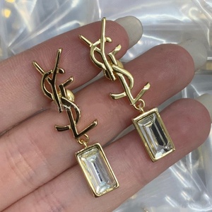 Boucles d'Oreilles de Créateur Haut de Gamme Rétro en Forme de Lettre Y Anglaise, Bijoux Tendance de Marques Populaires pour Femmes - Product Image 2