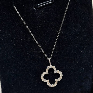 Collana con Ciondolo a Croce in Argento Placcato Rodio con Zirconia Cubica Incastonata, Catena a Maglia Quadrata, Unisex, Stile Classico per Uso Quotidiano - Product Image 1