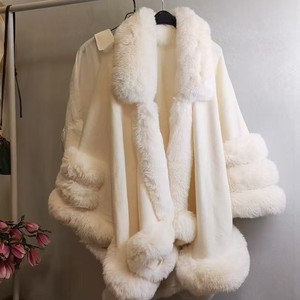 Cape-châle pour femme à bordure en fausse fourrure, ouverte sur le devant, coupe oversize, avec col et poignets, pour l'hiver et les occasions décontractées ou de fête - Product Image 3