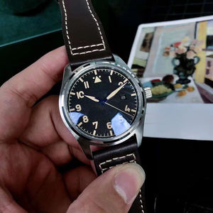 Nuevo Producto: Reloj Mecánico para Hombre con un Toque Retro Debajo de un Diseño Sencillo y Profesional - Product Image 4
