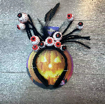 Diadema de Halloween hecha a mano con cuernos, calavera y flores, accesorio divertido para el pelo, ideal para crear una atmósfera espeluznante y sinistra.