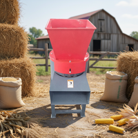 Machine à fourrage tout-en-un : broie et écrase les tiges de maïs, le foin, les céréales. Processeur économe en énergie pour la préparation d'aliments pour animaux d'élevage.