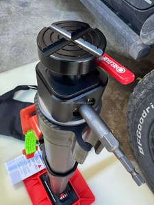 <span class=keywords><strong>Kit</strong></span> de <span class=keywords><strong>cric</strong></span> <span class=keywords><strong>hydraulique</strong></span> électrique portable tout-terrain <span class=keywords><strong>2T</strong></span> pour <span class=keywords><strong>réparation</strong></span> d'urgence, idéal pour un levage rapide des véhicules – Achat en gros OEM - Product Image 3