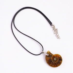 Collana con Ciondolo a Fetta di Ammonite Naturale all'Ingrosso, con Cordino in Pelle Nera e Gioielli a Spirale a Forma di Conchiglia per Uomini e Donne - Product Image 5