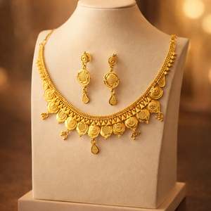 Parure de bijoux plaqué or massif pour femme, collier et boucles d'oreilles tendance classiques avec perles florales, bijou de collection culturel pour mariage - Product Image 1