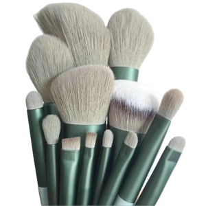 Offre Spéciale : Ensemble de 13 Pinceaux de Maquillage Professionnels en Fibres Synthétiques Vertes avec Pinceaux à Paupières et Trousse par Colorful Medium - Product Image 4