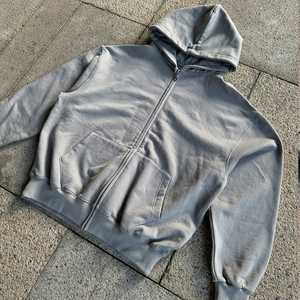 เสื้อฮู้ดดี้โอเวอร์ไซส์แบบซิปสำหรับผู้ชาย ผ้าฝ้ายเนื้อหนา 400 กรัม ระบายอากาศได้ดี ซับในอย่างดี พิมพ์ลายโลโก้แบบสกรีน  สไตล์สตรีทแวร์ ดีไซน์ขาดๆ แบบดิสเทรส - Product Image 5