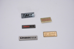 Étiquettes autocollantes en relief en alliage de zinc avec logos gravés pour bouteilles de parfum en métal 3D Eco-friendly Metal Tag HYDE - Product Image 2