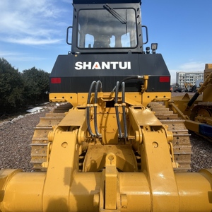 Niveleuse sur chenilles Shantui SD22 d'occasion, 23,5 tonnes, moteur Cummins, pompe, capacité de nivellement de 4,6 m, puissance de 175 kW, modèle 2024, 99 % neuve, prête pour la neige - Product Image 4