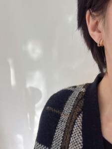 Pendientes Minimalistas de Dos Filas con Baño de Oro de 18K, Resistentes al Agua y al Deslustre, en Acero Inoxidable, Joyería Minimalista - Product Image 3