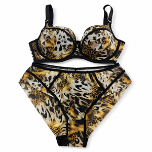 Ensemble de lingerie en dentelle rose pour femme, soutien-gorge en maille moulée avec bretelles croisées sur le devant - Product Image 1