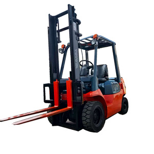 รถยกดีเซล 3 ตัน มือสอง แบบเครื่องยนต์สันดาปภายใน รุ่น FD25 พร้อมงาสูง 1070 มม. สำหรับยกพาเลท เครื่องยนต์คัมมินส์ เสากระโดงสองตอน - Product Image 1