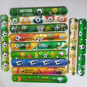 Bracelets claquant pour supporters <span class=keywords><strong>de</strong></span> football, bracelets <span class=keywords><strong>de</strong></span> sport pour cadeaux <span class=keywords><strong>de</strong></span> fête <span class=keywords><strong>de</strong></span> football, <span class=keywords><strong>prix</strong></span> <span class=keywords><strong>de</strong></span> classe, cadeau d'anniversaire, thème football - Product Image 1