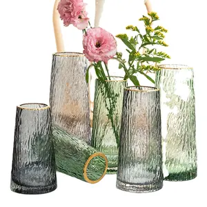 树皮图案t形彩色透明水晶圆柱花型，带金口边缘环的花瓶