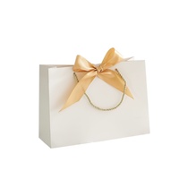 High-End Aangepaste Logo Dameskleding Handtas Corporate Kerst Nieuwjaar Souvenir Kraft Materiaal Gecoate Papieren Zakken