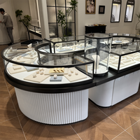 Ensemble de vitrines circulaires pour bijoux, comptoirs en verre incurvé, bordure noire, base blanche pour les intérieurs de bijouteries de luxe