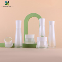 Ensemble de soins de la peau personnalisé de luxe : flacons et pots en verre mat pour lotion hydratante et crème pour le visage, avec processus d'électrodéposition à dégradé