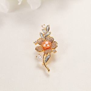 Broche de mode d'hiver, élégante, pour manteau ou costume, fleur plate de 8 mm, zircon atmosphérique, perle d'eau douce, cheongsam élégant - Product Image 1