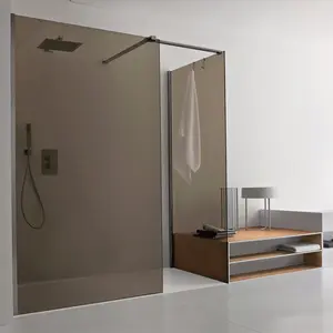 浴室淋浴非常用力，浴缸和灰色钢化玻璃淋浴间，视频按摩室