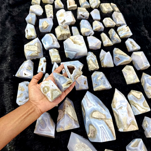 Agate bleue naturelle en forme libre, druse, pointe de cristal scintillante, géode, spécimen de pierre précieuse polie, vente en gros - Product Image 1