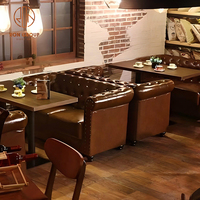 Ensemble de mobilier de restaurant commercial, canapé en cuir marron, banquette capitonnée et table à manger en bois pour café et salon de thé