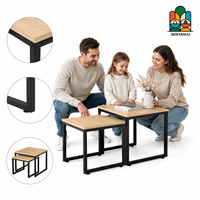 Ensemble de deux tables gigognes carrées avec plateau en bois grainé et structure en métal noir, table basse moderne pour salon