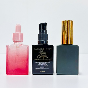 Vente en gros de flacons compte-gouttes en verre transparent pour huiles essentielles cosmétiques de 30 ml, 50 ml et 100 ml avec bouchons en or rose et argent - Product Image 1