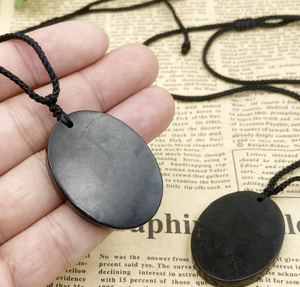 Abito lungo delicato <span class=keywords><strong>a</strong></span> forma ovale in grafite di shungite, abbinato <span class=keywords><strong>a</strong></span> un ciondolo per la <span class=keywords><strong>pace</strong></span> e la sicurezza. - Product Image 3