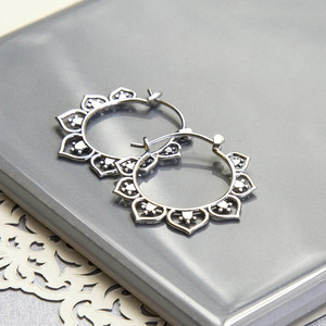 Orecchino a polsino a forma di loto da donna, stile vintage, accessorio per l'orecchio da indossare tutti i giorni, gioiello alla moda per outfit. - Product Image 3