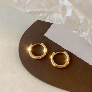 Boucles d'oreilles européennes et américaines à la mode en acier inoxydable et titane, boucles d'oreilles classiques en forme d'arc, petites boucles simples. - Product Image 4